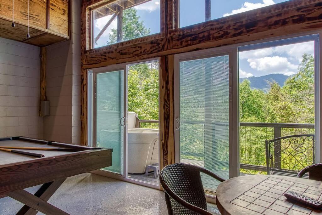 The Log Castle~Stunning Mountain Views~Hot Tub Sevierville Exterior foto
